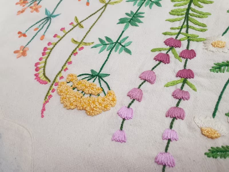 手工刺繡上衣、棉麻、松鼠、花朵、雛菊、花束