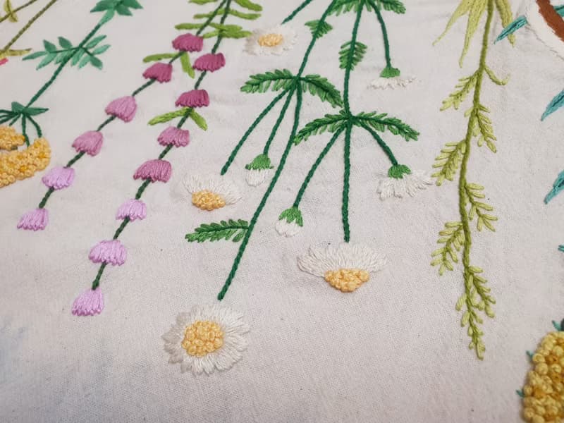 手工刺繡上衣、棉麻、松鼠、花朵、雛菊、花束