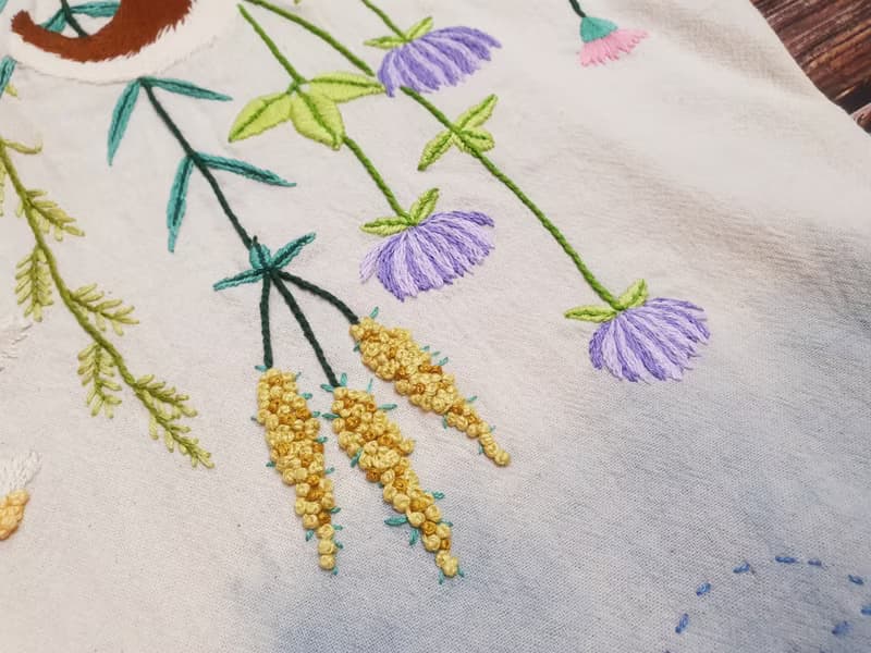 手工刺繡上衣、棉麻、松鼠、花朵、雛菊、花束