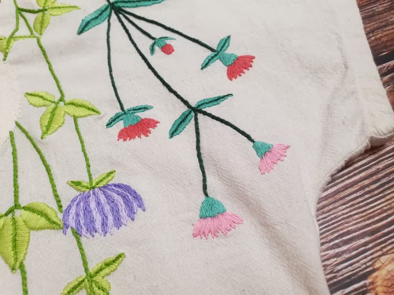 手工刺繡上衣、棉麻、松鼠、花朵、雛菊、花束