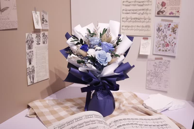 【中型永生玫瑰花束】— 紳士藍花束