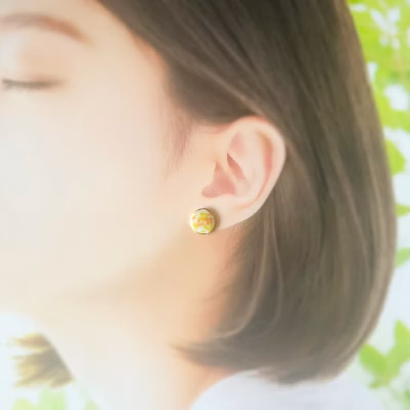 フリージア 2月誕生花 春 陶器 金継ぎ ピアス イヤリング ノンホールピアス お花 花 イエロー 黄色 オレンジ 橙 ゴールド 金 プレゼント ギフト 贈り物