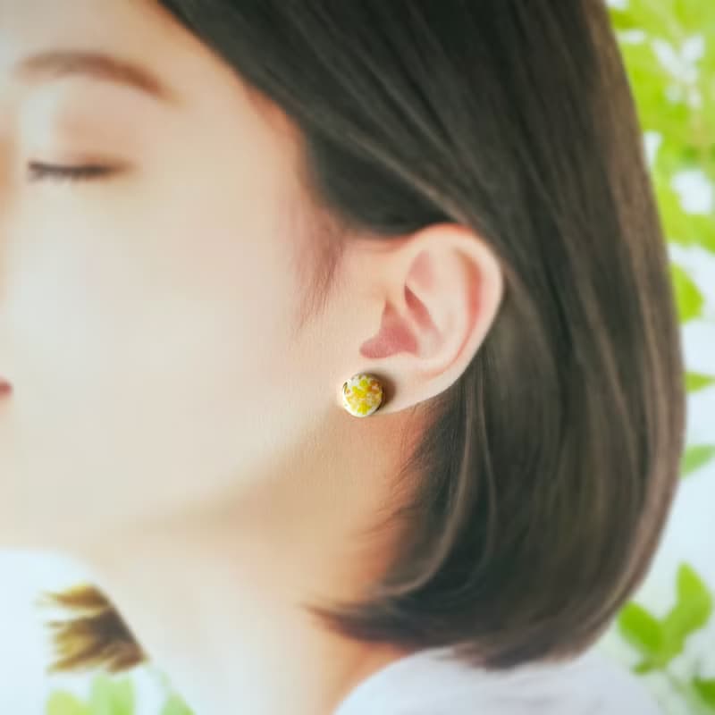 フリージア 2月誕生花 春 陶器 金継ぎ ピアス イヤリング ノンホールピアス お花 花 イエロー 黄色 オレンジ 橙 ゴールド 金 プレゼント ギフト 贈り物