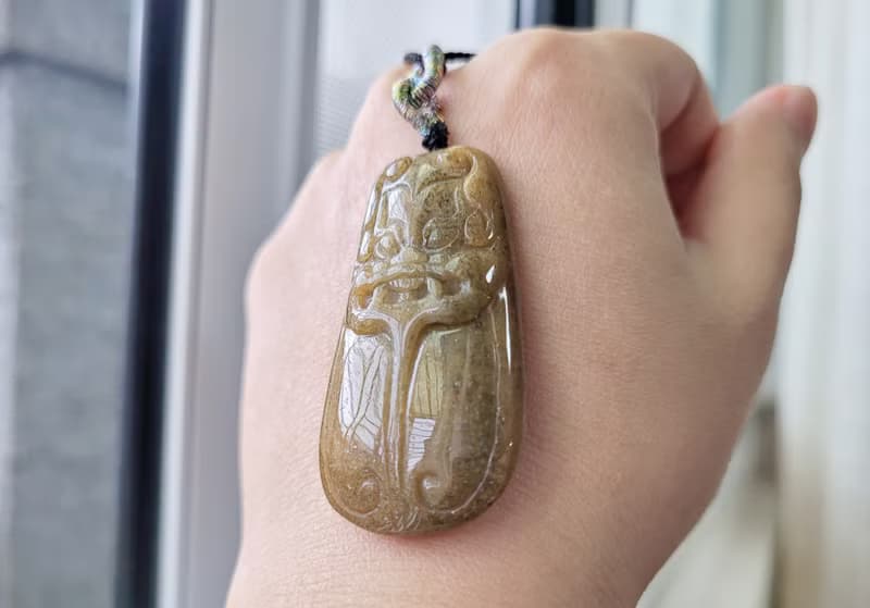 【親翠】天然翡翠 油黃翡皮殼饕餮牌調節式繩鍊 特色題材
