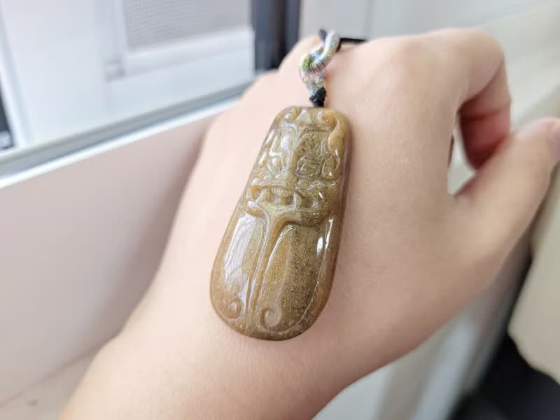 【親翠】天然翡翠 油黃翡皮殼饕餮牌調節式繩鍊 特色題材