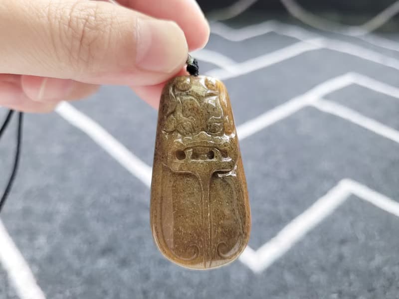 【親翠】天然翡翠 油黃翡皮殼饕餮牌調節式繩鍊 特色題材