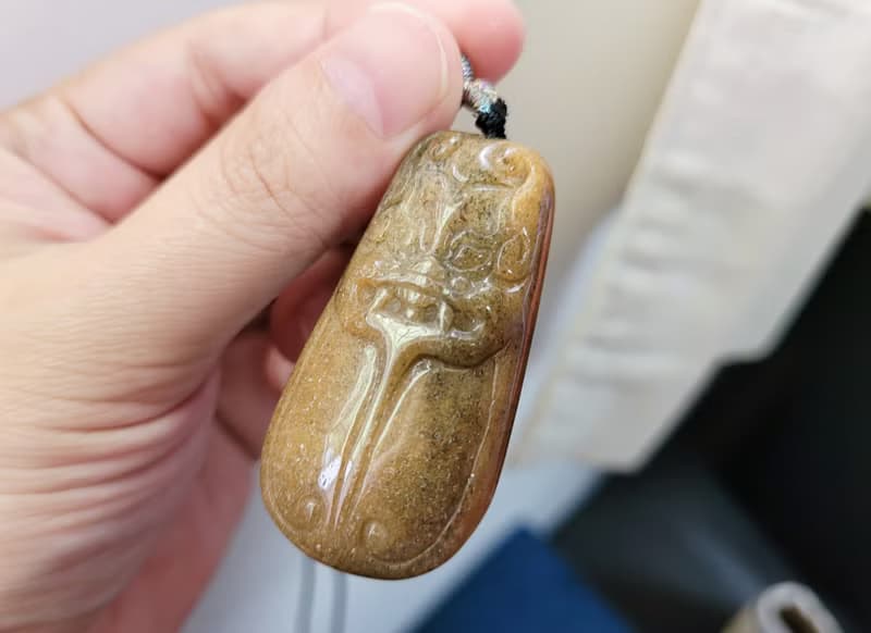 【親翠】天然翡翠 油黃翡皮殼饕餮牌調節式繩鍊 特色題材