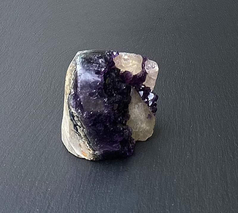 招財開運-天然原礦異象頂級招財聚財手帝王紫 紫晶鎮共生方解石