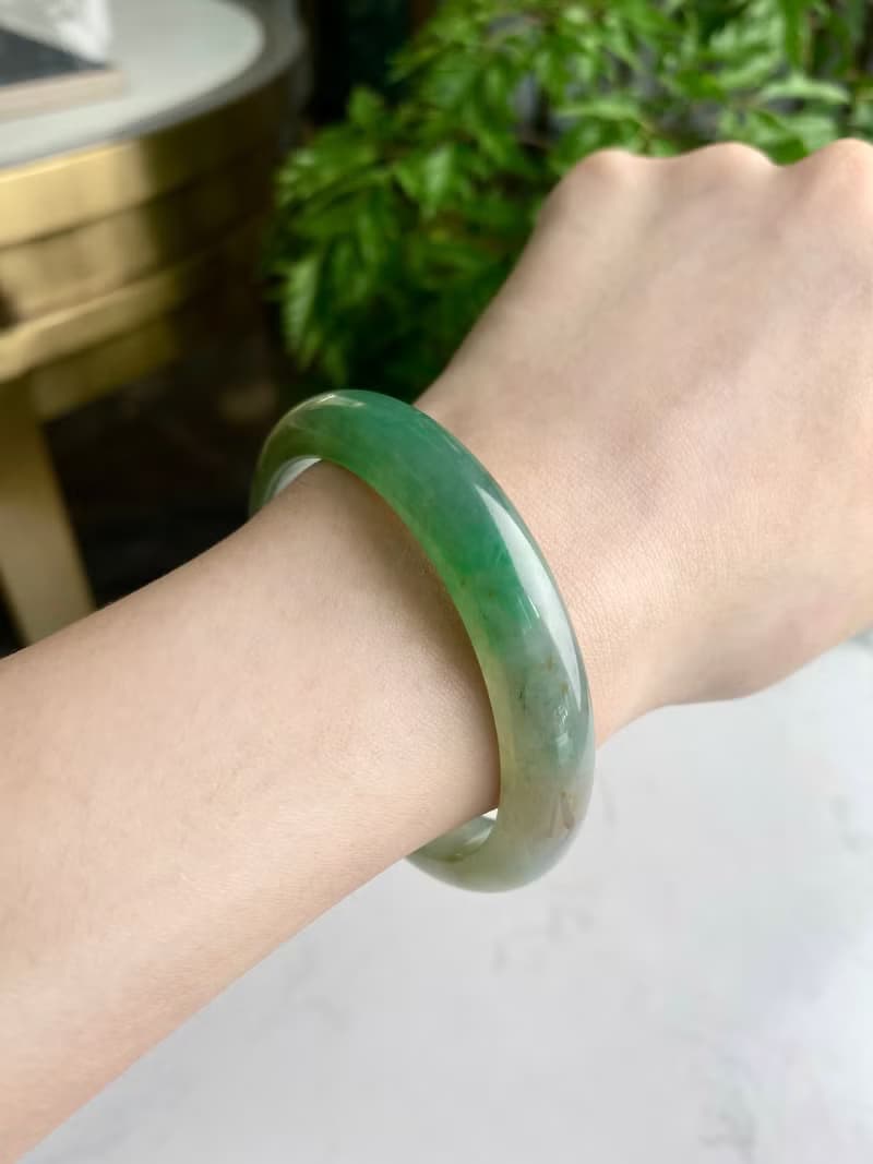 桂花雨 |冰種起膠/沁綠撒金/平安鐲/手圍17-17.5|天然A貨翡翠玉鐲