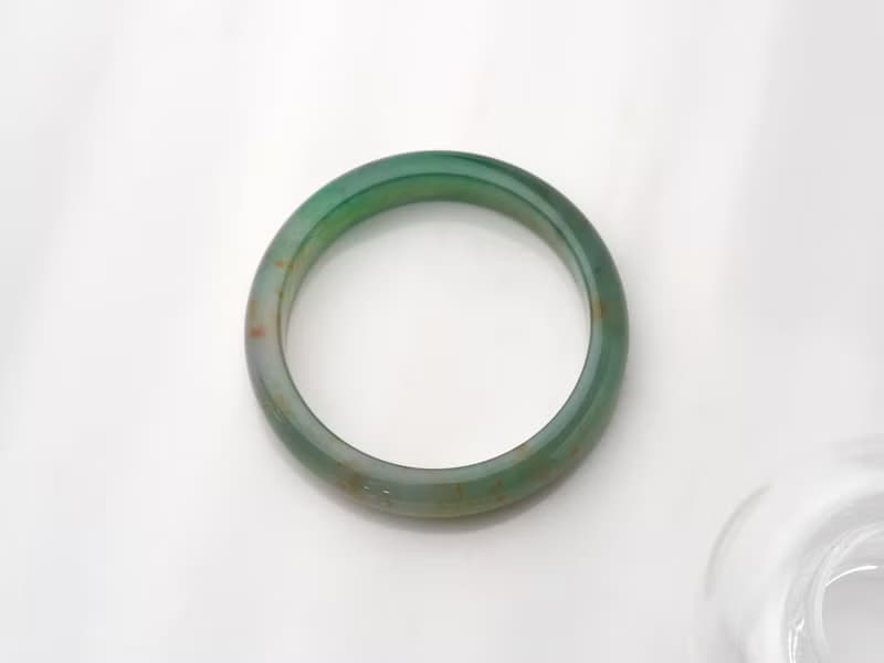 桂花雨 |冰種起膠/沁綠撒金/平安鐲/手圍17-17.5|天然A貨翡翠玉鐲
