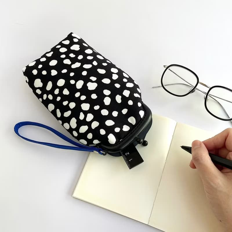 時尚感大麥町紋塑膠口金筆袋/黑/白