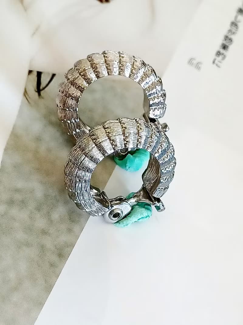 vintage jewelry  時尚銀色皺褶環圈 夾式耳環