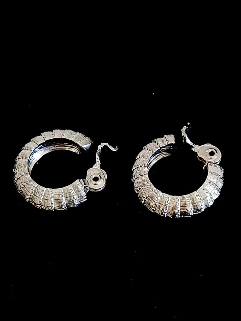 vintage jewelry  時尚銀色皺褶環圈 夾式耳環