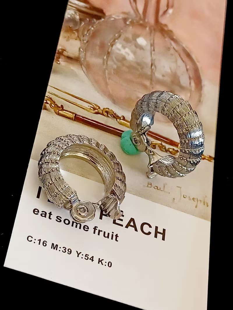 vintage jewelry  時尚銀色皺褶環圈 夾式耳環