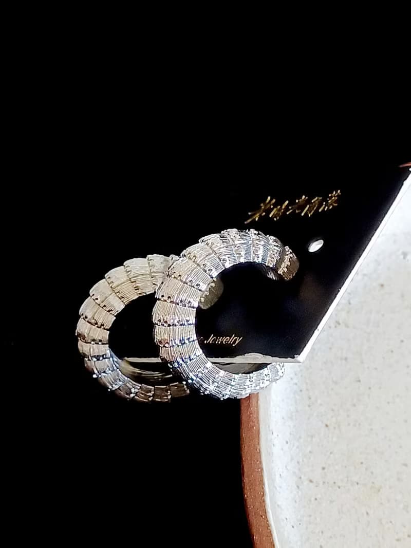 vintage jewelry  時尚銀色皺褶環圈 夾式耳環