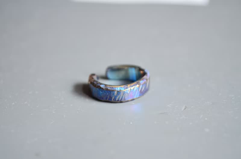 Titanium ear cuff・チタンイヤーカフ・ロックイヤー・青に金