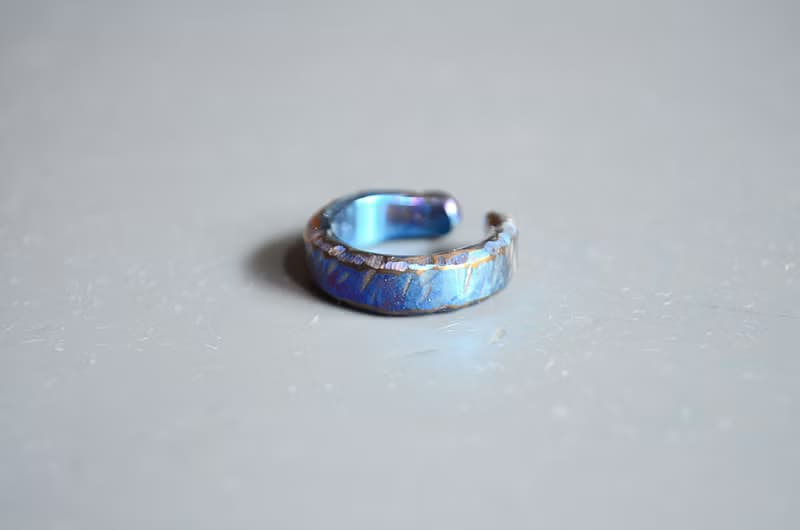 Titanium ear cuff・チタンイヤーカフ・ロックイヤー・青に金