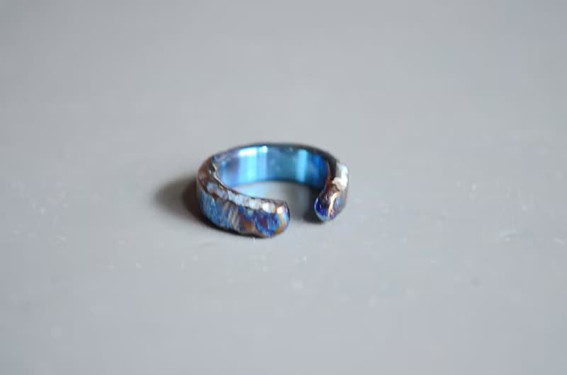 Titanium ear cuff・チタンイヤーカフ・ロックイヤー・青に金