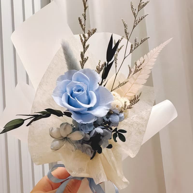 永生韓式花束-淡藍。情人節花束。生日花束。求婚花束(贈提袋)