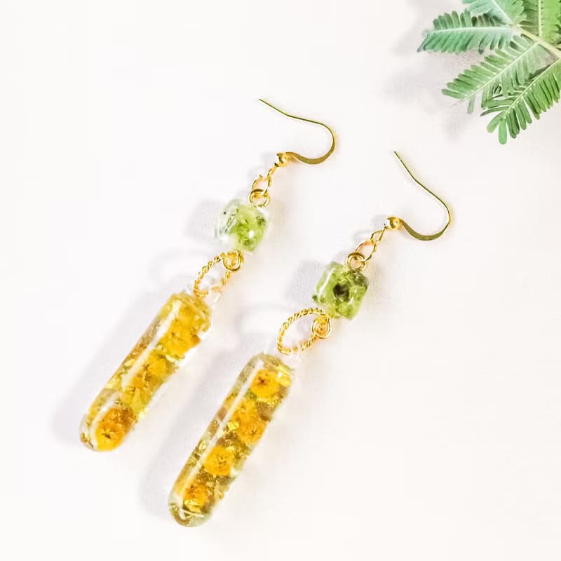 ミモザとペリドットのピアス・イヤリング(真花/自製乾燥花/天然石材)