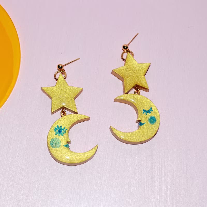 星月 金色俏皮月亮星星不對稱表情設計耳環 手繪木製