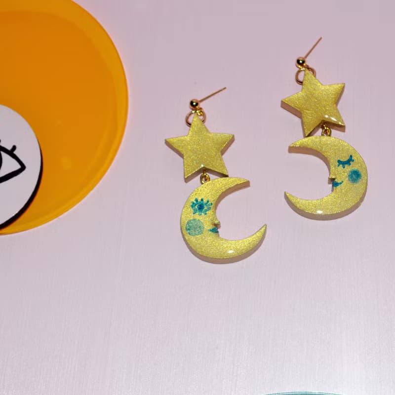 星月 金色俏皮月亮星星不對稱表情設計耳環 手繪木製