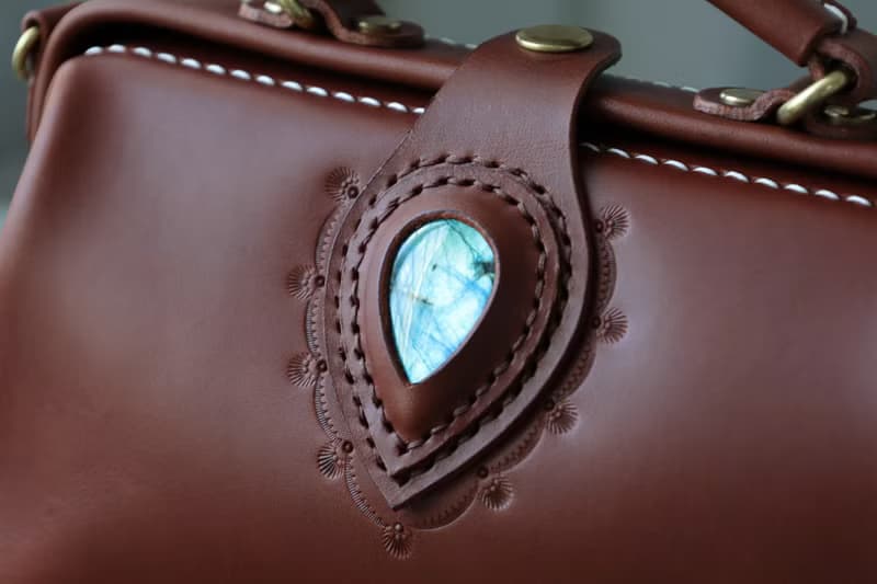 天使之眼 复古横版医生包斜挎包 手提口金包 巧克力色