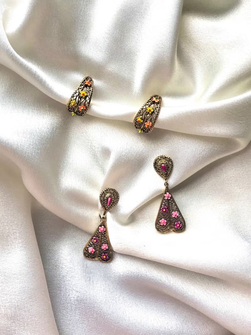 Vintage Pink Daisy Gold Embossed Drop Earrings