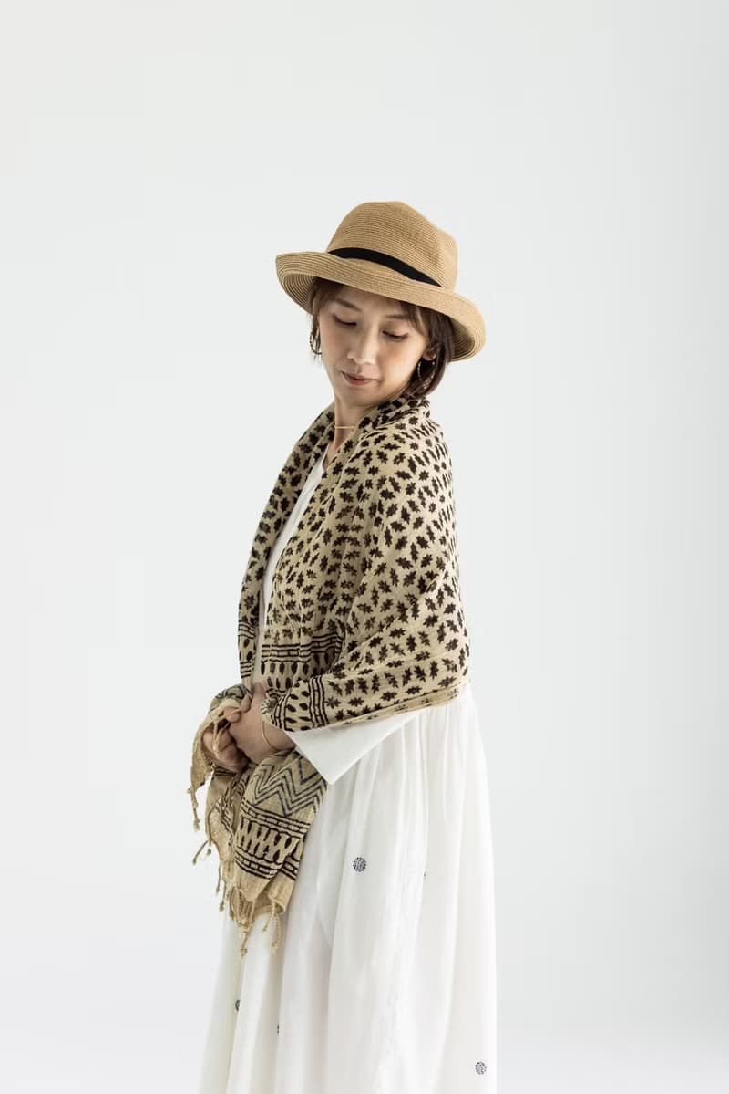 薄棉木刻印圍巾_黑