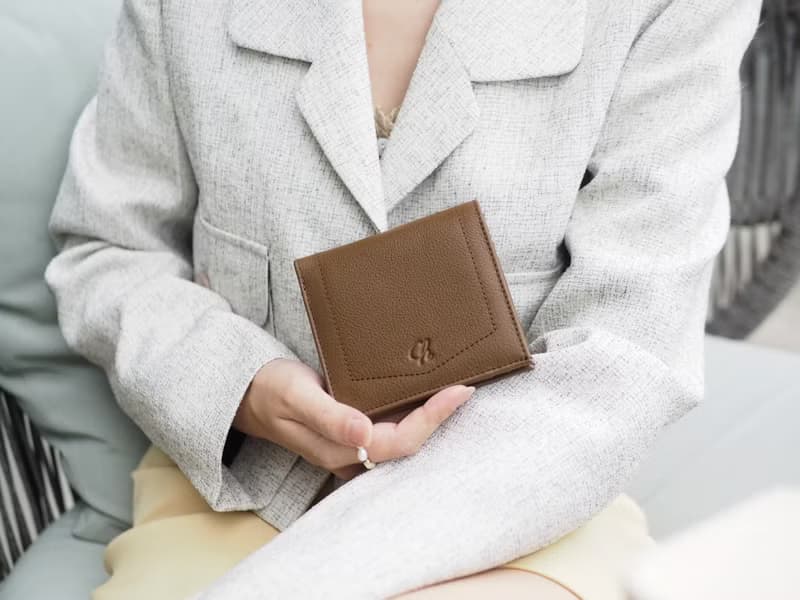 Hannah (Walnut brown) : Small leather short wallet, folded wallet, Slim