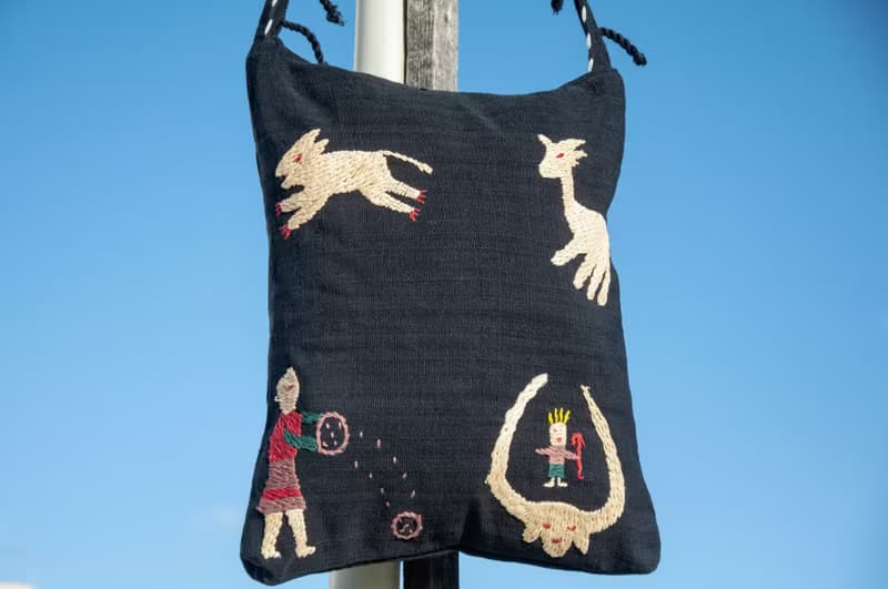 手縫純棉布側背包 刺繡斜背包 手工刺繡肩背包 手繡包-彩虹動物