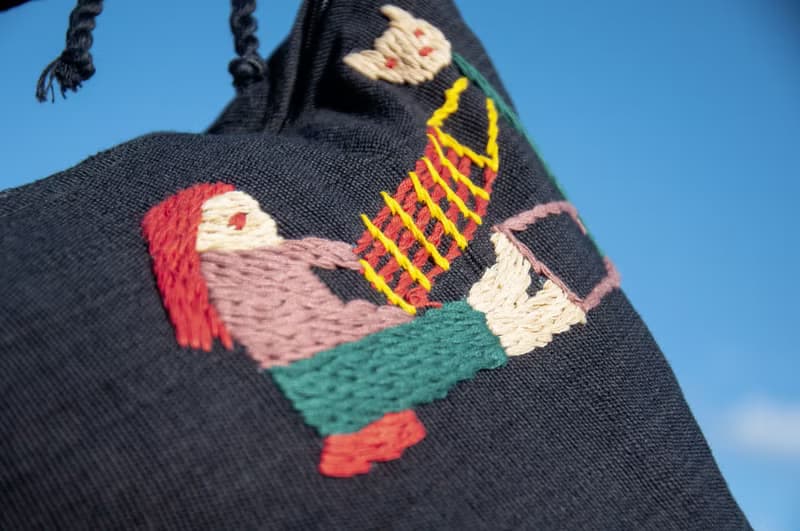 手縫純棉布側背包 刺繡斜背包 手工刺繡肩背包 手繡包-彩虹動物