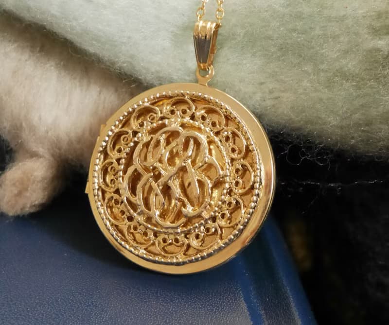 古董金色蕾絲雕花圓形相片locket項鍊  N814