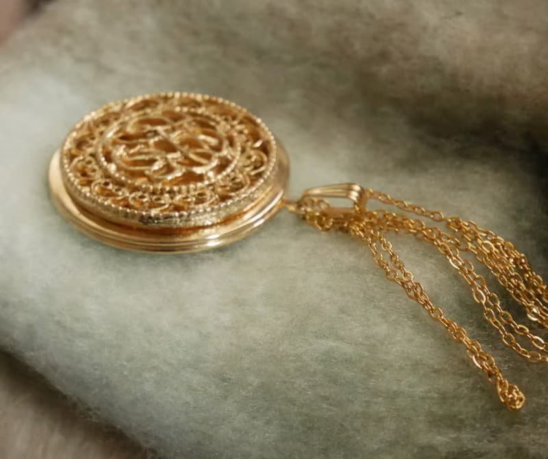 古董金色蕾絲雕花圓形相片locket項鍊  N814