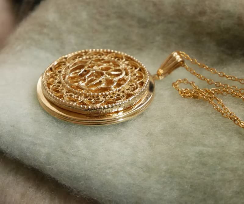 古董金色蕾絲雕花圓形相片locket項鍊  N814