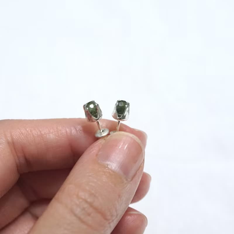 ll 5月誕生石 ll 4mm綠碧璽 - 925純銀耳針耳環 / 一對 附銀耳扣