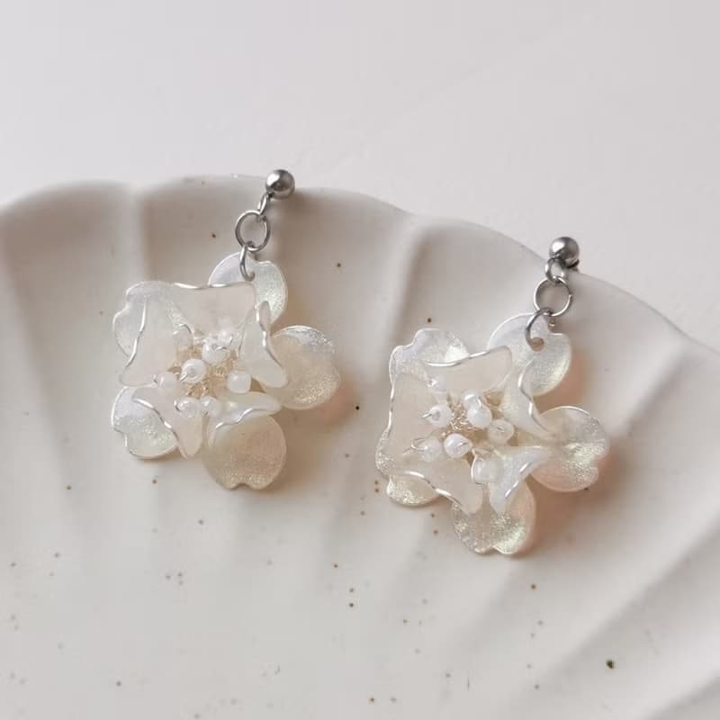 【Veverka】梅香-珠光色-梅花 造花液 水晶花 樹脂花 可改耳夾