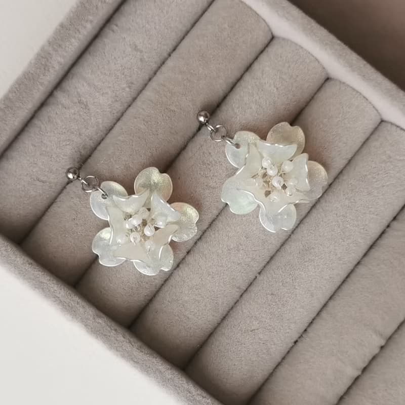 【Veverka】梅香-珠光色-梅花 造花液 水晶花 樹脂花 可改耳夾