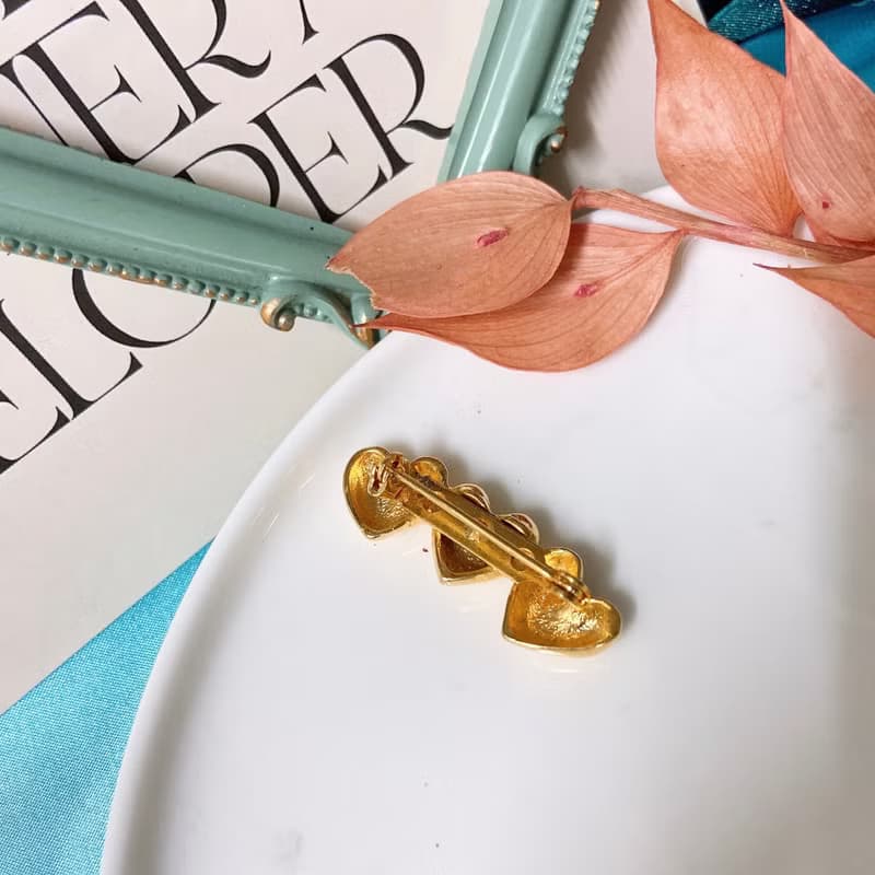 【西洋古董飾品】飽滿厚質感連續美愛心 份量感 胸章胸針