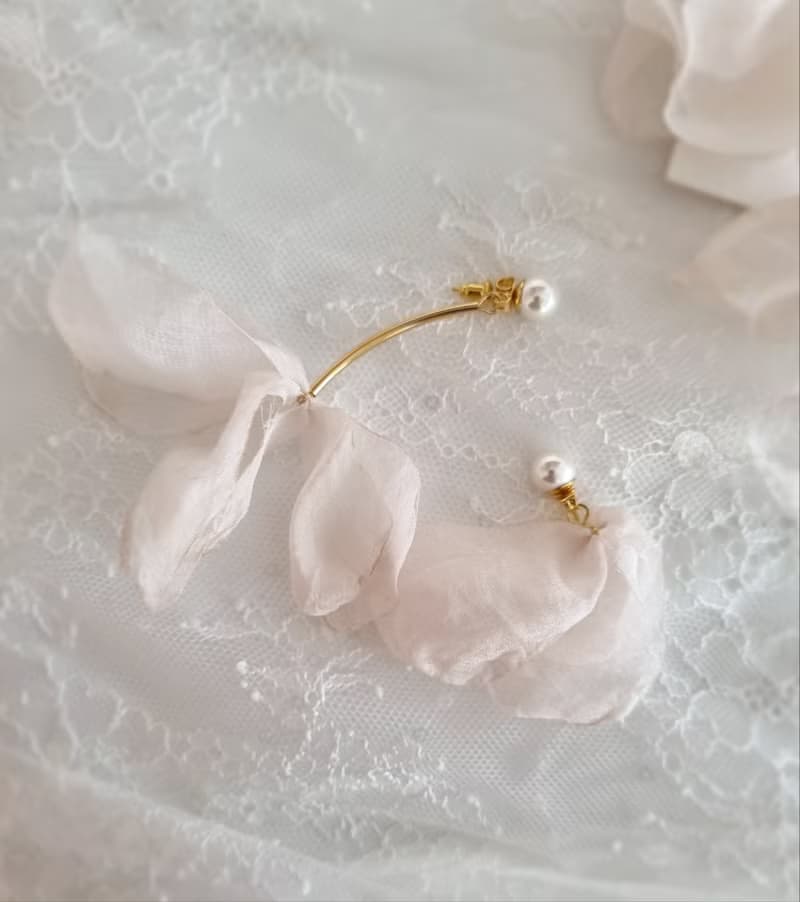 不對稱花瓣造型耳環