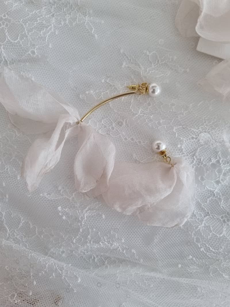 不對稱花瓣造型耳環