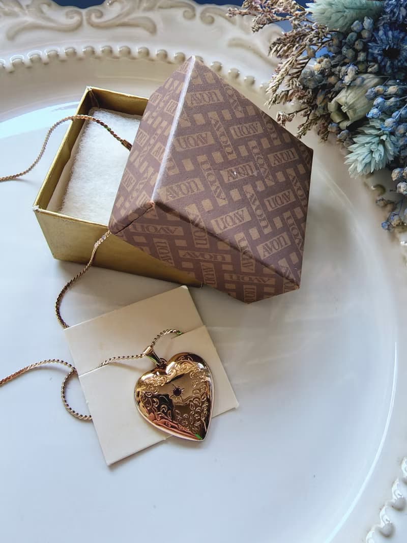 美國西洋古董飾品/ AVON玫瑰花紋仿紅寶石愛心吊墜/項鍊