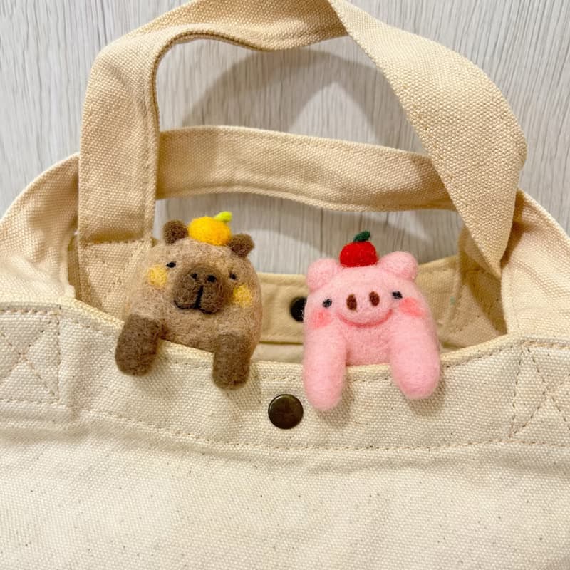 口袋小動物 蘋安小豬 吉祥小水豚 羊毛氈別針 胸針 療癒 送禮