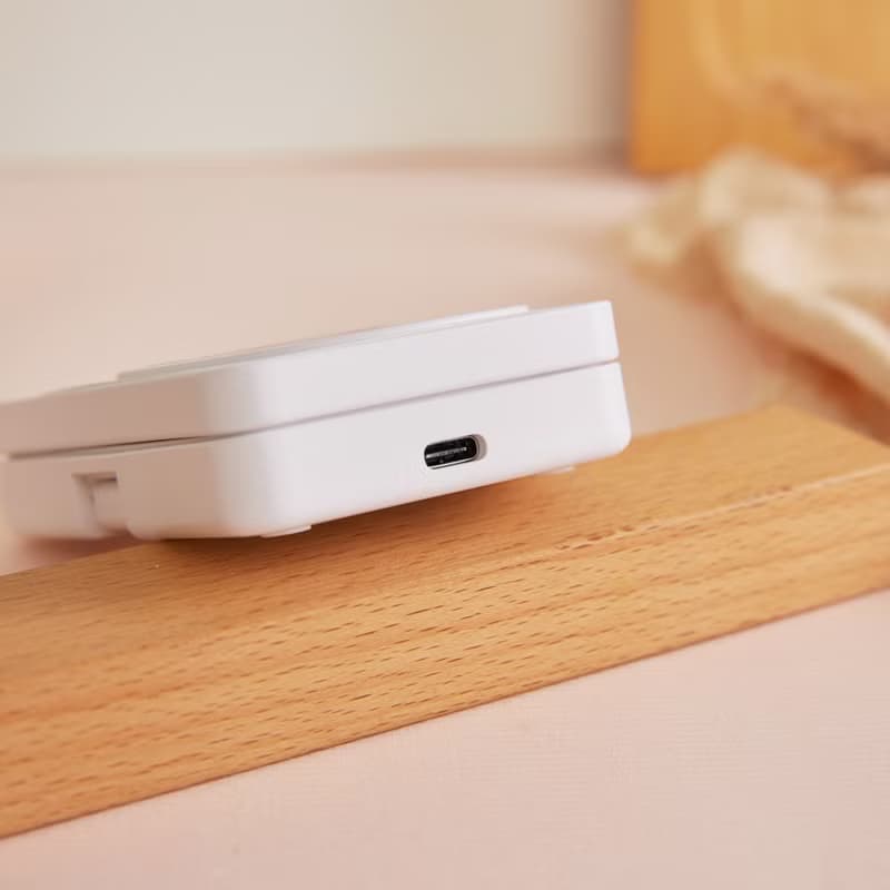 SNOOPY史努比來點抱抱22.5W折疊式三合一Qi2磁吸支架無線充電器