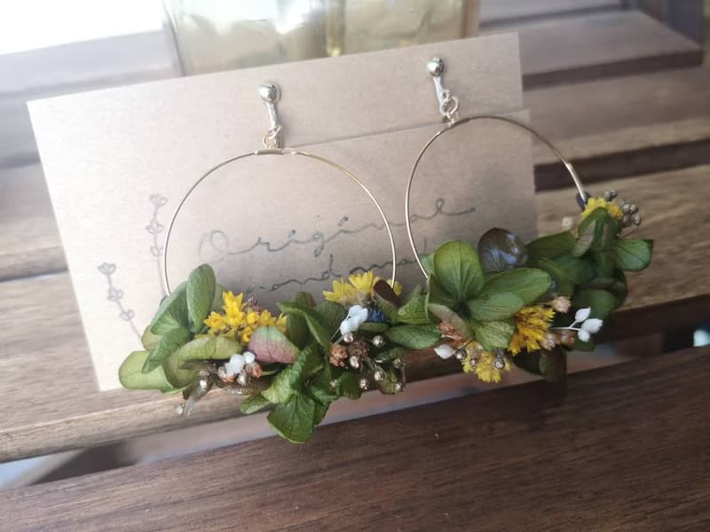 大自然をモチーフにしたお花たっぷりのフープイヤリング。hammock
