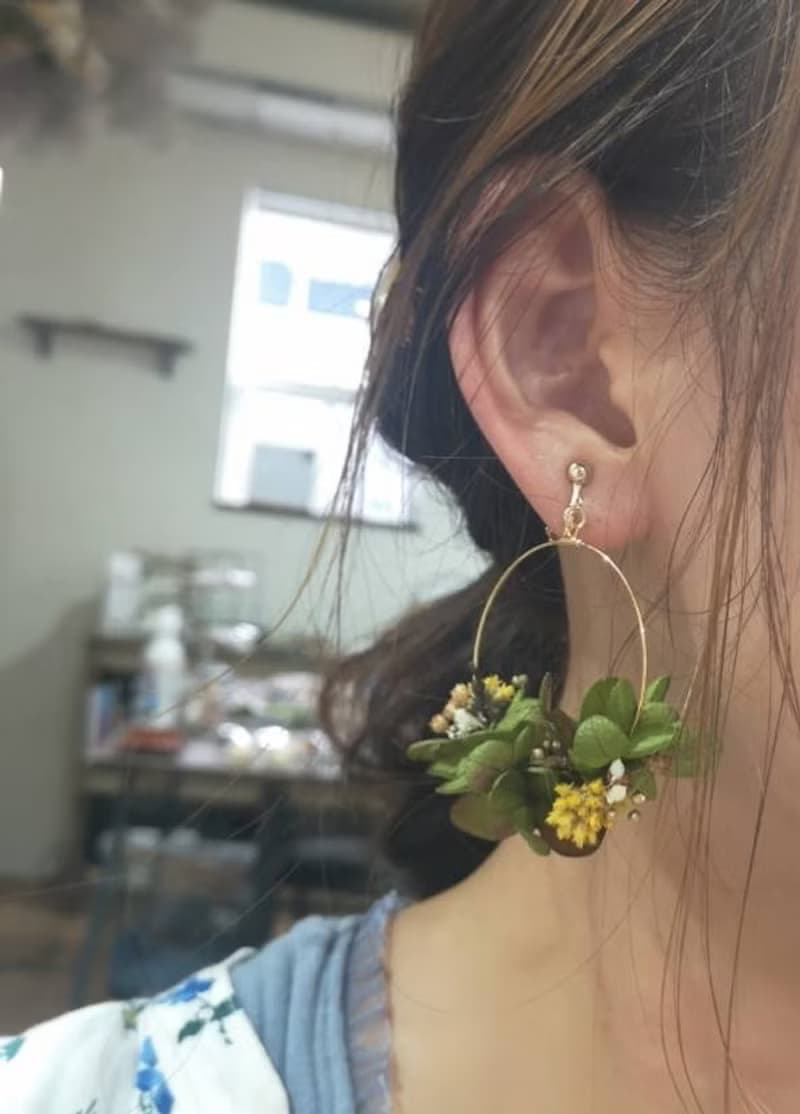 大自然をモチーフにしたお花たっぷりのフープイヤリング。hammock