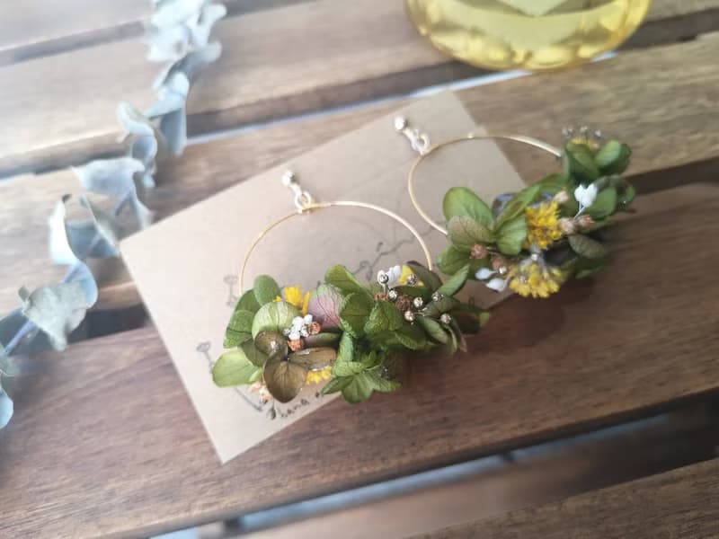 大自然をモチーフにしたお花たっぷりのフープイヤリング。hammock