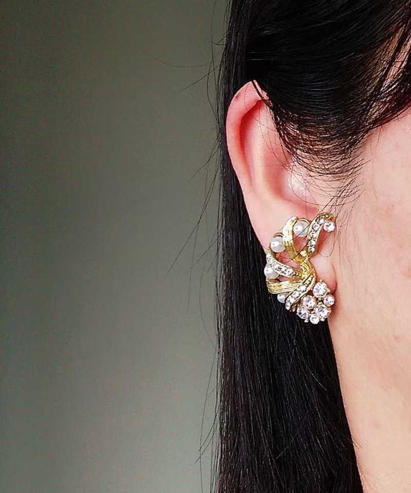 vintage jewelry  B.S.K 古董金色飛揚緞帶夾式耳環