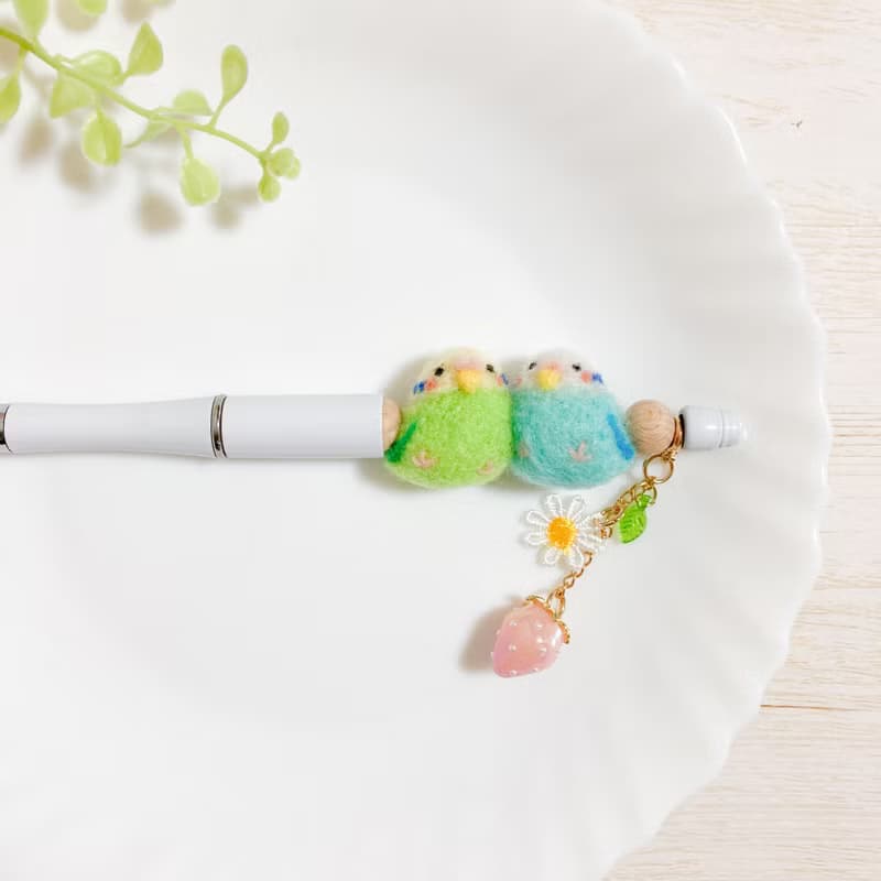 寄り添う2羽のなかよしインコちゃん 羊毛フェルト カスタムボールペン つがいのセキセイインコ いんこ 小鳥 ことり 鳥さん 鳥好き カラフル 筆記用具