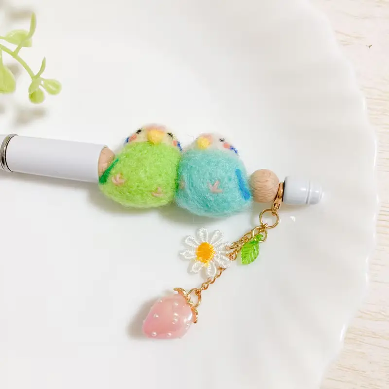 寄り添う2羽のなかよしインコちゃん 羊毛フェルト カスタムボールペン つがいのセキセイインコ いんこ 小鳥 ことり 鳥さん 鳥好き カラフル 筆記用具